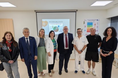 El consejero de Sanidad, en el centro, ha visitado el centro de salud de Salas de los Infantes