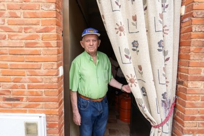 Antonio y Piedad, usuarios del programa 'A gusto en casa' junto a la cuidadora Fabiola en su domicilio de Venta de Baños.