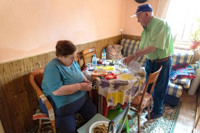 Antonio y Piedad, usuarios del programa 'A gusto en casa' junto a la cuidadora Fabiola en su domicilio de Venta de Baños.