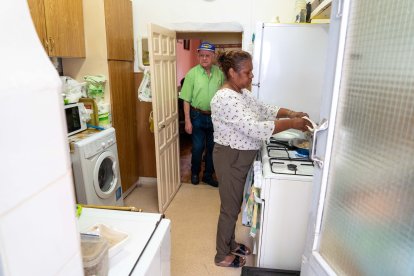 Antonio y Piedad, usuarios del programa 'A gusto en casa' junto a la cuidadora Fabiola en su domicilio de Venta de Baños.