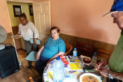 Antonio y Piedad, usuarios del programa 'A gusto en casa' junto a la cuidadora Fabiola en su domicilio de Venta de Baños.