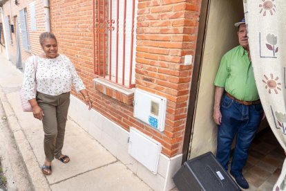 Antonio y Piedad, usuarios del programa 'A gusto en casa' junto a la cuidadora Fabiola en su domicilio de Venta de Baños.