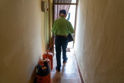 Antonio y Piedad, usuarios del programa 'A gusto en casa' junto a la cuidadora Fabiola en su domicilio de Venta de Baños.