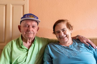 Antonio y Piedad, usuarios del programa 'A gusto en casa' junto a la cuidadora Fabiola en su domicilio de Venta de Baños.