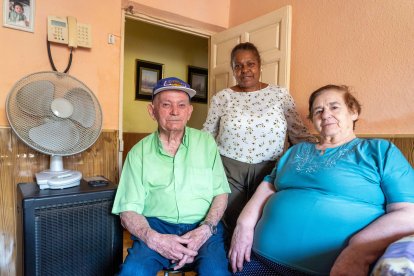 Antonio y Piedad, usuarios del programa 'A gusto en casa' junto a la cuidadora Fabiola en su domicilio de Venta de Baños.