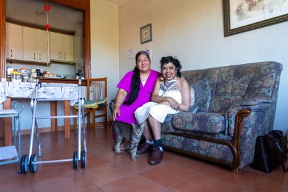 Mariela Mansilla usuaria del programa 'A gusto en casa' junto a su asistente personal, Yolanda Jara, en su domicilio de Traspinedo (Valladolid).