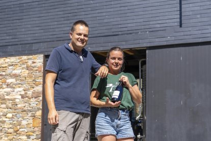 José Antonio García y Julia Peña, un sólido tándem berciano a la puerta de su bodega en Valtuille de Abajo.