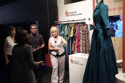 Leticia García visita la Mercedes Fashion Week