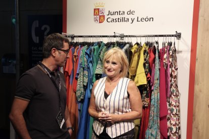 Leticia García visita la Mercedes Fashion Week