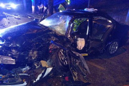 Estado en el que quedaba uno de los coches en el accidente de Ponferrada.