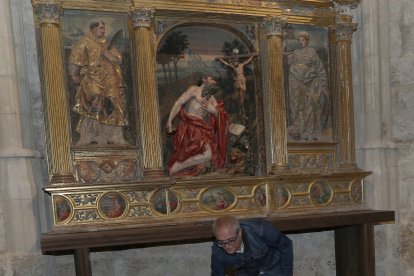 Las obras en la capilla de San Isidro o de San Jerónimo han permitido desenterrar una gran bóveda anterior a la catedral románica,con multitud de restos oseos, situada a la misma profundidad que la de San Antolín, que podría datar de la época visigótica o prerrománica