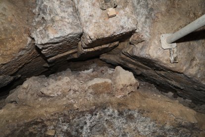 Las obras en la capilla de San Isidro o de San Jerónimo han permitido desenterrar una gran bóveda anterior a la catedral románica,con multitud de restos oseos, situada a la misma profundidad que la de San Antolín, que podría datar de la época visigótica o prerrománica