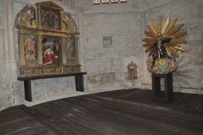 Las obras en la capilla de San Isidro o de San Jerónimo han permitido desenterrar una gran bóveda anterior a la catedral románica,con multitud de restos oseos, situada a la misma profundidad que la de San Antolín, que podría datar de la época visigótica o prerrománica