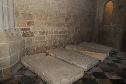 Las obras en la capilla de San Isidro o de San Jerónimo han permitido desenterrar una gran bóveda anterior a la catedral románica,con multitud de restos oseos, situada a la misma profundidad que la de San Antolín, que podría datar de la época visigótica o prerrománica