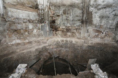 Las obras en la capilla de San Isidro o de San Jerónimo han permitido desenterrar una gran bóveda anterior a la catedral románica,con multitud de restos oseos, situada a la misma profundidad que la de San Antolín, que podría datar de la época visigótica o prerrománica