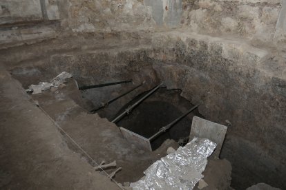 Las obras en la capilla de San Isidro o de San Jerónimo han permitido desenterrar una gran bóveda anterior a la catedral románica,con multitud de restos oseos, situada a la misma profundidad que la de San Antolín, que podría datar de la época visigótica o prerrománica