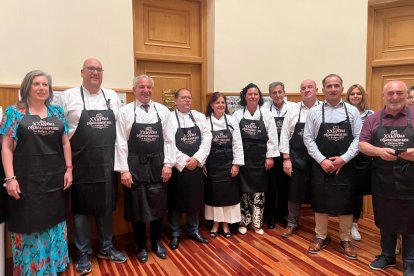 El delegado del Gobierno en Castilla y León, Nicanor Sen, participa en la XXI Feria Agroalimentaria y Alubiada de La Bañeza (León)