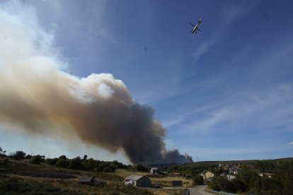 Incendio entre las localidades de Brañuelas y Tremor de Abajo (León)