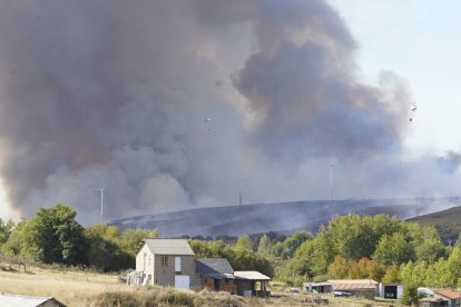 Incendio entre las localidades de Brañuelas y Tremor de Abajo (León)