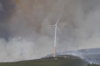 Incendio entre las localidades de Brañuelas y Tremor de Abajo (León)