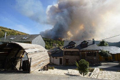 Incendio entre las localidades de Brañuelas y Tremor de Abajo (León)