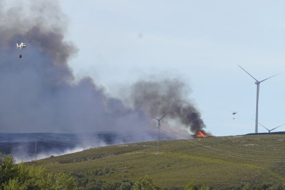 Incendio entre las localidades de Brañuelas y Tremor de Abajo (León)