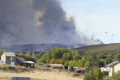 Incendio entre las localidades de Brañuelas y Tremor de Abajo (León)