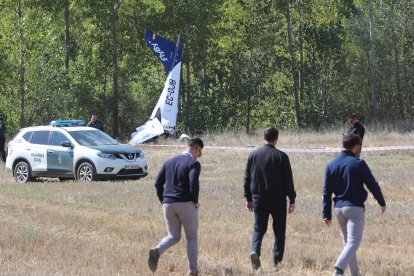 Un fallecido y un herido grave en el accidente de una avioneta en Abia de las Torres (Palencia), en la imagen la avioneta siniestrada.