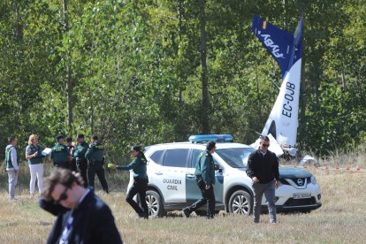 Un fallecido y un herido grave en el accidente de una avioneta en Abia de las Torres (Palencia), en la imagen la avioneta siniestrada.