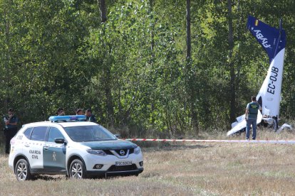 Un fallecido y un herido grave en el accidente de una avioneta en Abia de las Torres (Palencia), en la imagen la avioneta siniestrada.