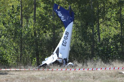 Un fallecido y un herido grave en el accidente de una avioneta en Abia de las Torres (Palencia), en la imagen la avioneta siniestrada.