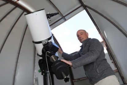 Javier Terceño en las instalaciones de su observatorio astronómico instalado en la localidad palentina de Marcilla de Campos