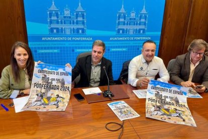 El teniente de alcalde y concejal de Turismo; Iván Alonso, la concejal de Deportes, Eva González; el presidente de AMUSBI, Rubén Arteaga; y el secretario de AMUSBI, Alberto González en la presentación del Campeonato