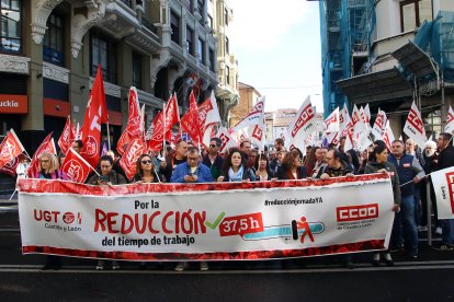 Los sindicatos se manifiestan ante la sede de la FELE, en León.