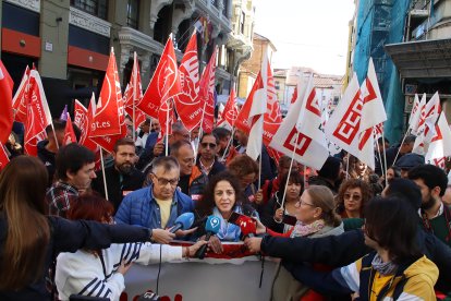 Los sindicatos se manifiestan ante la sede de la FELE, en León.