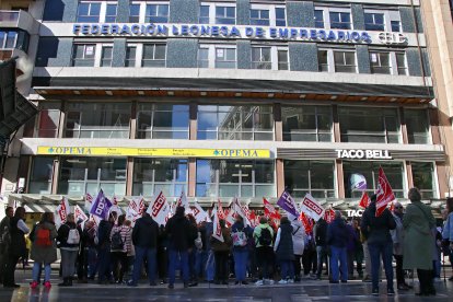 Los sindicatos se manifiestan ante la sede de la FELE, en León.