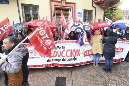 CCOO y UGT se concentran en Burgos.