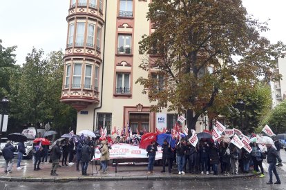 CCOO y UGT se concentran en Burgos.