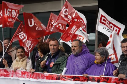 CCOO y UGT se concentran en Ponferrada.