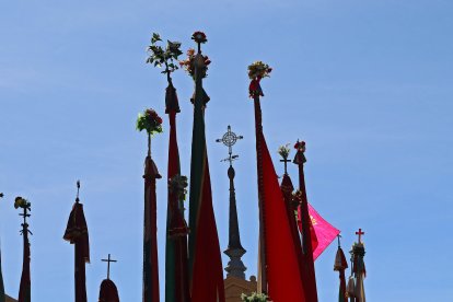 Celebración de la Fiesta de las Cantaderas, desfile de pendones y concurso de carros en la ciudad de León