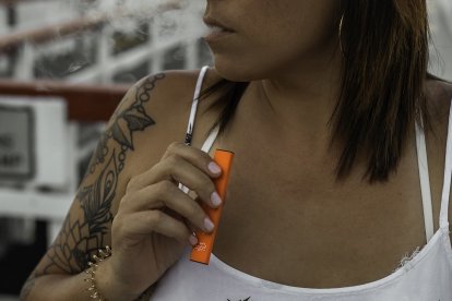 Una mujer utiliza un vaper.