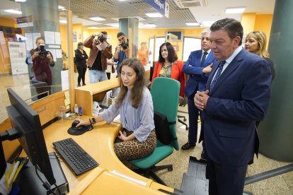 El consejero de la Presidencia, Luis Miguel González Gago, durante su visita al Punto de Información y Atención al Ciudadano de la Junta de Castilla y León en Ponferrada.