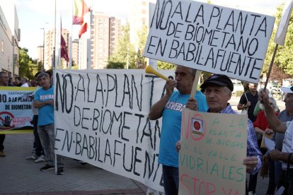 Vecinos de una decena de municipios de Castilla y León, constituidos en una plataforma, se concentran contra la instalación de macroplantas de biogás en sus localidades, en coincidencia con el IV Salón del Gas Renovable, englobado en la Feria de Bioenergía.