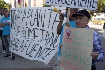 Vecinos de una decena de municipios de Castilla y León, constituidos en una plataforma, se concentran contra la instalación de macroplantas de biogás en sus localidades, en coincidencia con el IV Salón del Gas Renovable, englobado en la Feria de Bioenergía.