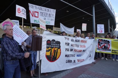 Vecinos de una decena de municipios de Castilla y León, constituidos en una plataforma, se concentran contra la instalación de macroplantas de biogás en sus localidades, en coincidencia con el IV Salón del Gas Renovable, englobado en la Feria de Bioenergía.