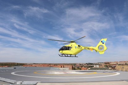 Un helicóptero despega del Hospital de Salamanca.