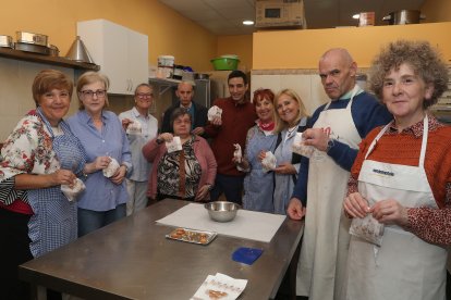 Las voluntarias junto a los usuarios del centro de Hermanas Hospitalarias en Palencia.