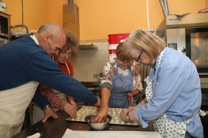 Las voluntarias junto a los usuarios del centro de Hermanas Hospitalarias en Palencia.