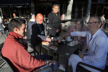 Las voluntarias junto a los usuarios del centro de Hermanas Hospitalarias en Palencia.