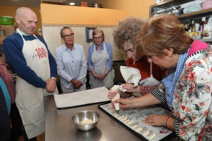 Las voluntarias junto a los usuarios del centro de Hermanas Hospitalarias en Palencia.